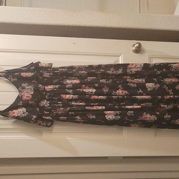 BLACK FLORAL COLD SHOULDER CHIFFON MAXI DRESS. - Picture 5 of 6